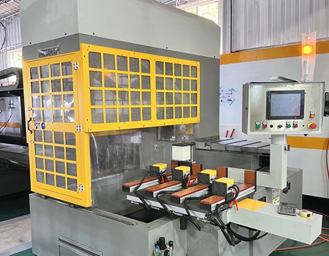 四軸 CNC 鋸料機